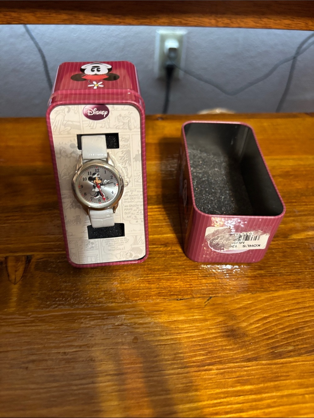 Disney womans White Strap Watch with Nurse Minnie Mouse Dial and Pink Tin